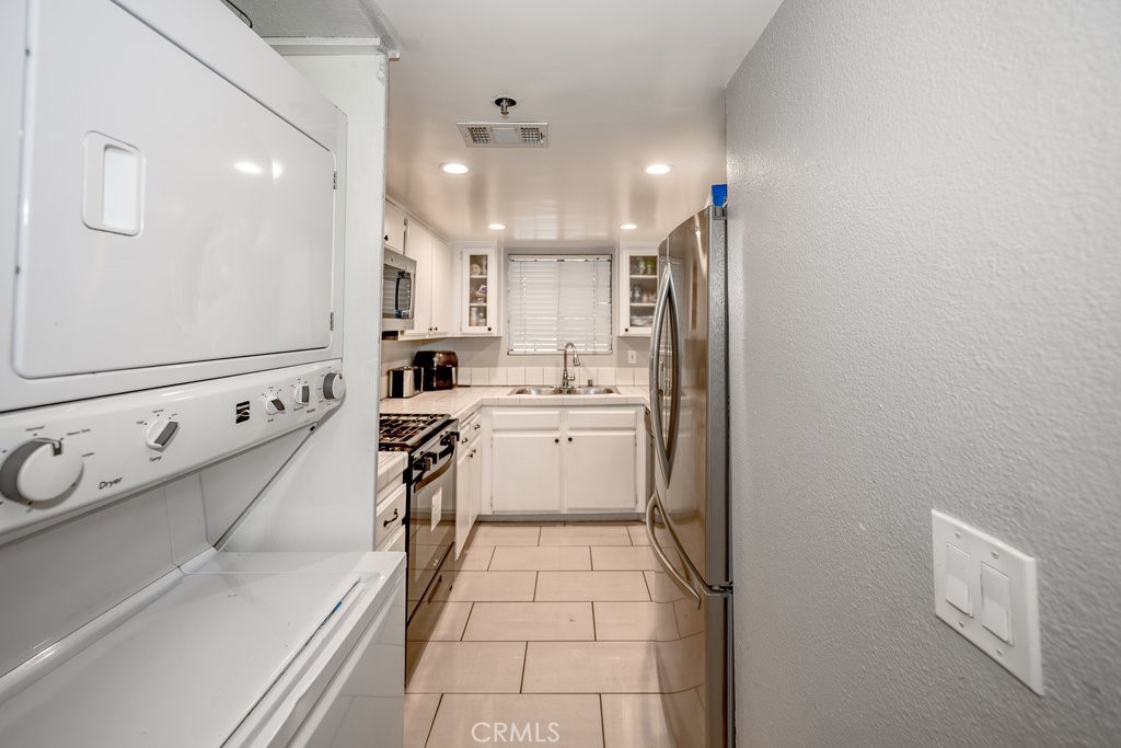 6545 Reseda Boulevard 3