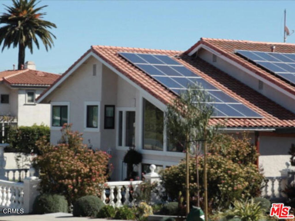 Photo of 2222 Pier Avenue, Santa Monica, CA 90405 (MLS # V1-33047)