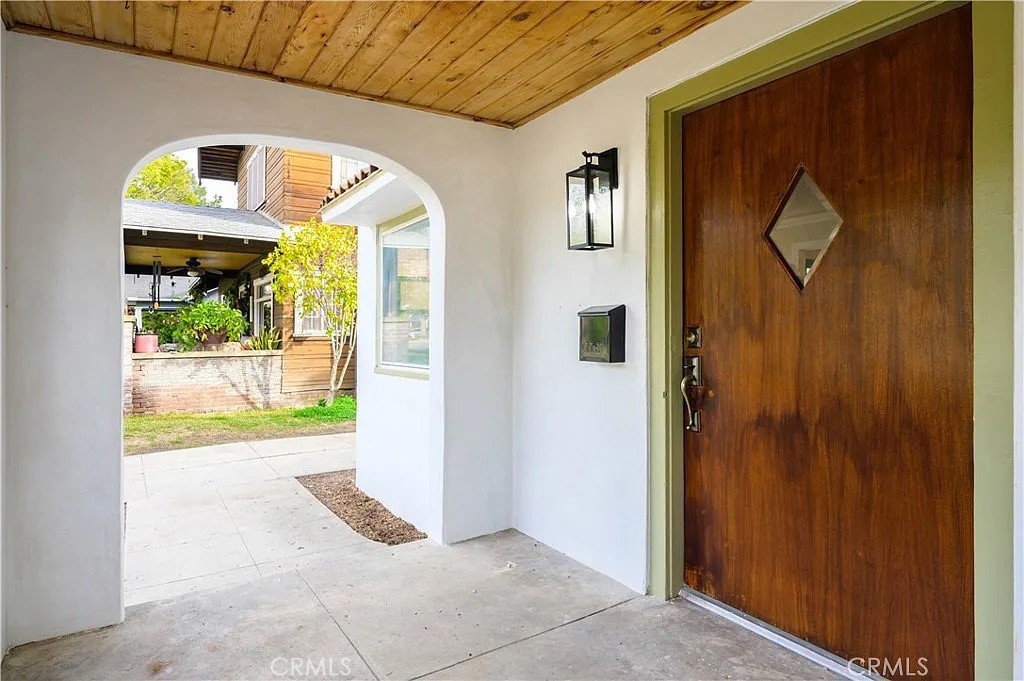 412 E Columbia