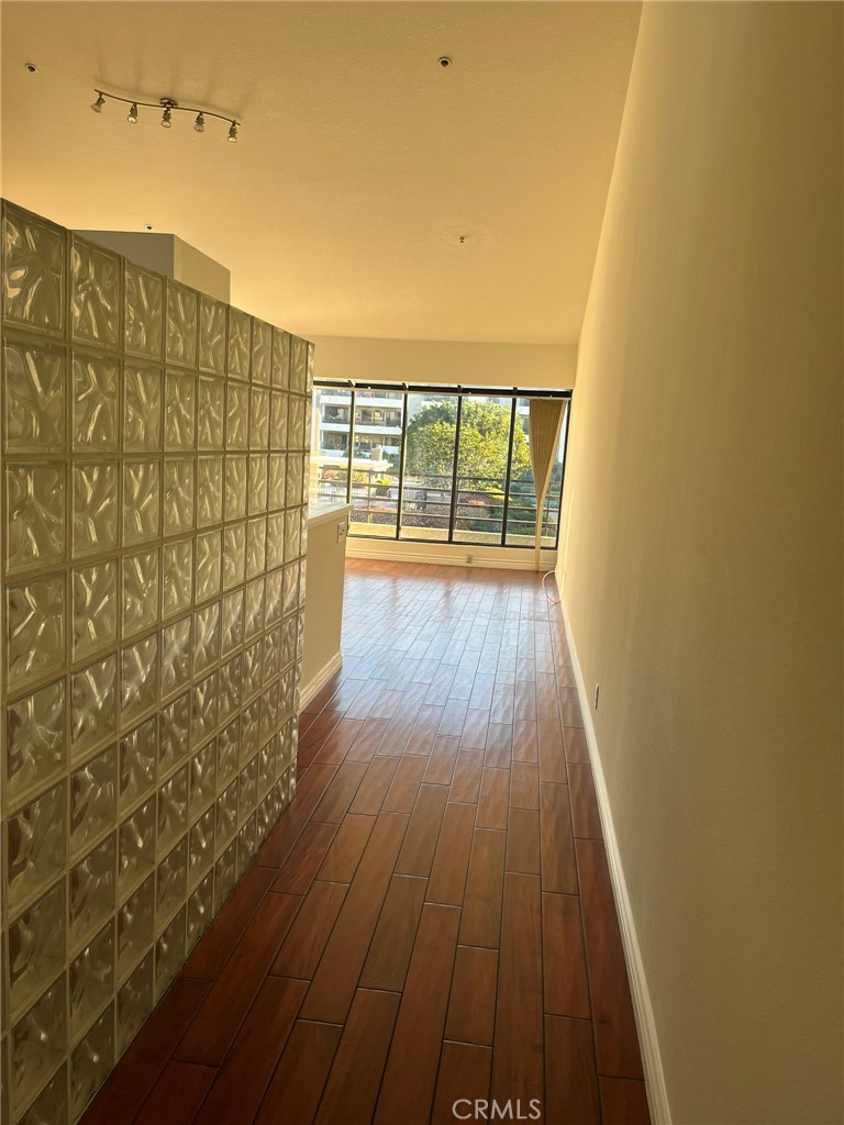 BEAUTIFUL PENTHOUSE 3 RD FLOOR CORNER UNIT, JR. ONE BEDROOM WITH VAULTED CEILINGS. UNIT LOOKS OUT TO THE COMMUNITY POOL AND BEAUTIFUL LANDSCAPING.
FULL KITCHEN AND LIVING ROOM AREA, SEPERATE BEDROOM WITH BATH. WASHER DRYER AND REFRIGERATOR INCLUDED.
WOOD FLOORS THRU-OUT. NICE SIZE PATIO WITH A VIEW OF BAY AND LARGE STORAGE CLOSET. ONE PARKING IN GARAGE WITH STORAGE AS WELL. FULL AMENITIES INCLUDE: 3 PICKLEBALL COURTS, 1 TENNIS COURT. 2 POOLS, 2 JACUZZI'S, STATE OF THE ART GYM AND CLUBHOUSE. TWO BLOCKS TO BEACH FOR WALKING AND BIKING. WALKING DISTANCE TO ALL FINE DINING.
FIVE MINUTES TO FASHION ISLAND, LIDO ISLAND, HUNTINGTON BEACH AND FREEWAY.