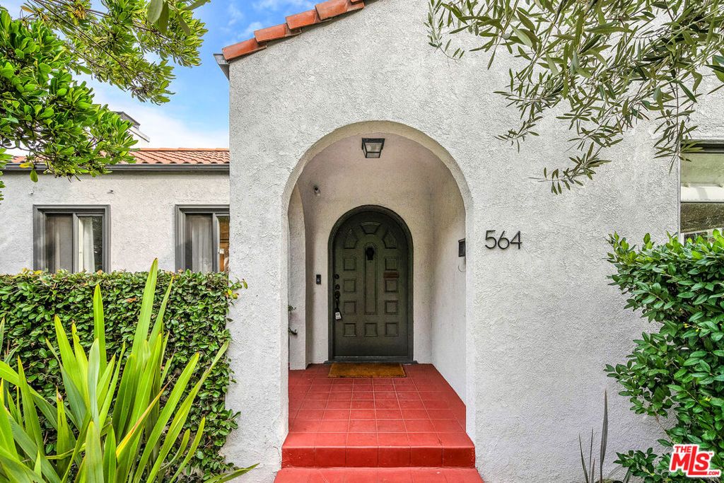 Photo of 564 N Irving Boulevard, Los Angeles, CA 90004 (MLS # 25613819)