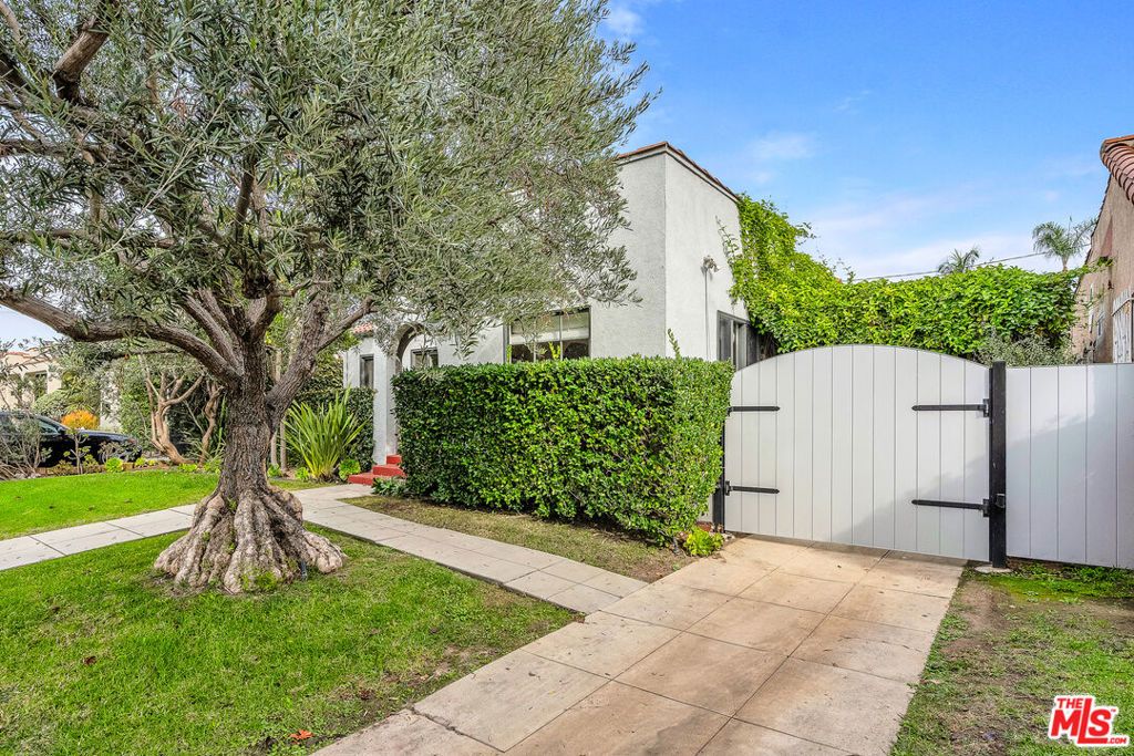 Photo of 564 N Irving Boulevard, Los Angeles, CA 90004 (MLS # 25613819)
