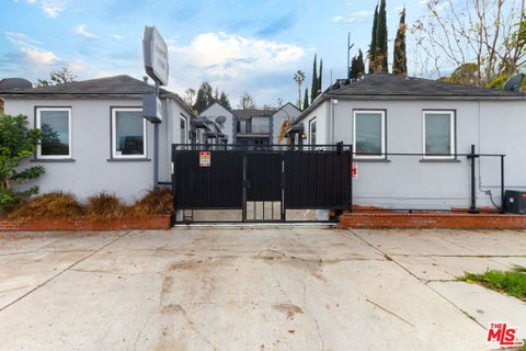 Photo of 11472 VENTURA Blvd #4, Studio City, CA 91604 (MLS # 26987693)