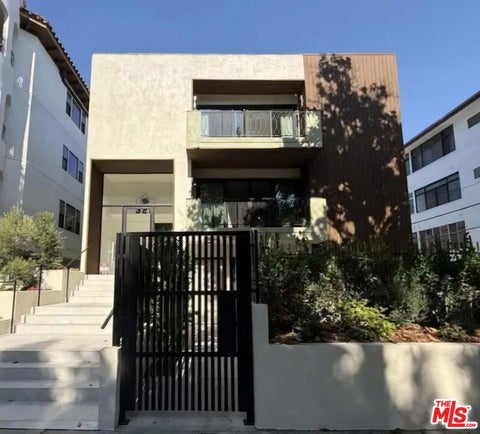 Photo of 322 S Swall Drive #1, Los Angeles, CA 90048 (MLS # 26886193)