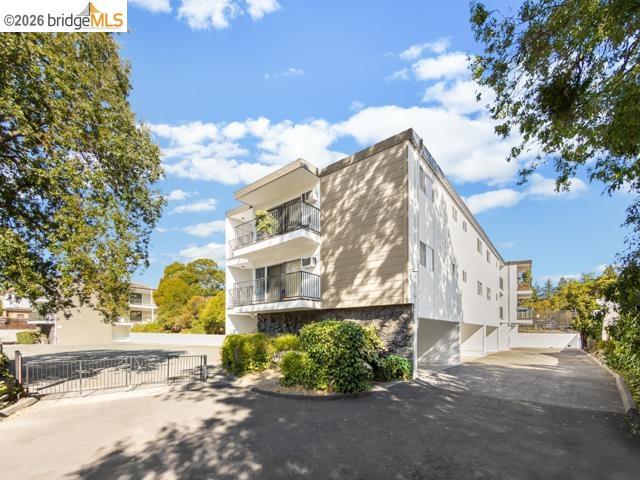 950 Mountain View Dr