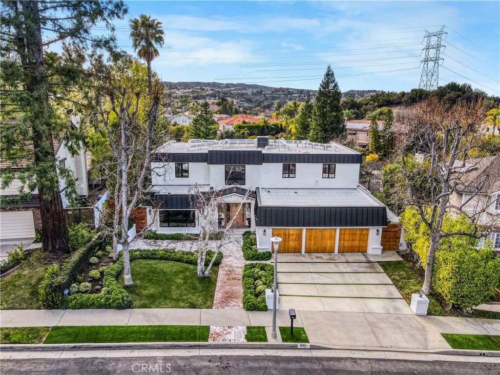 Photo of 18321 Lake Encino Drive Dr, Encino, CA 91316 (MLS # SR25233897)