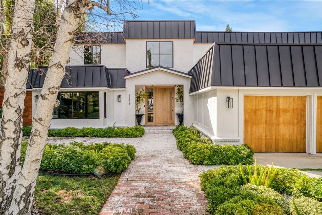 Photo of 18321 Lake Encino Drive Dr, Encino, CA 91316 (MLS # SR25233897)