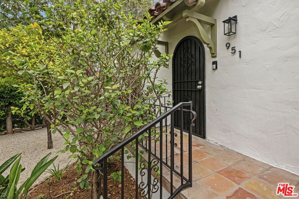 Photo of 951 N Martel Avenue, Los Angeles, CA 90046 (MLS # 25569155)
