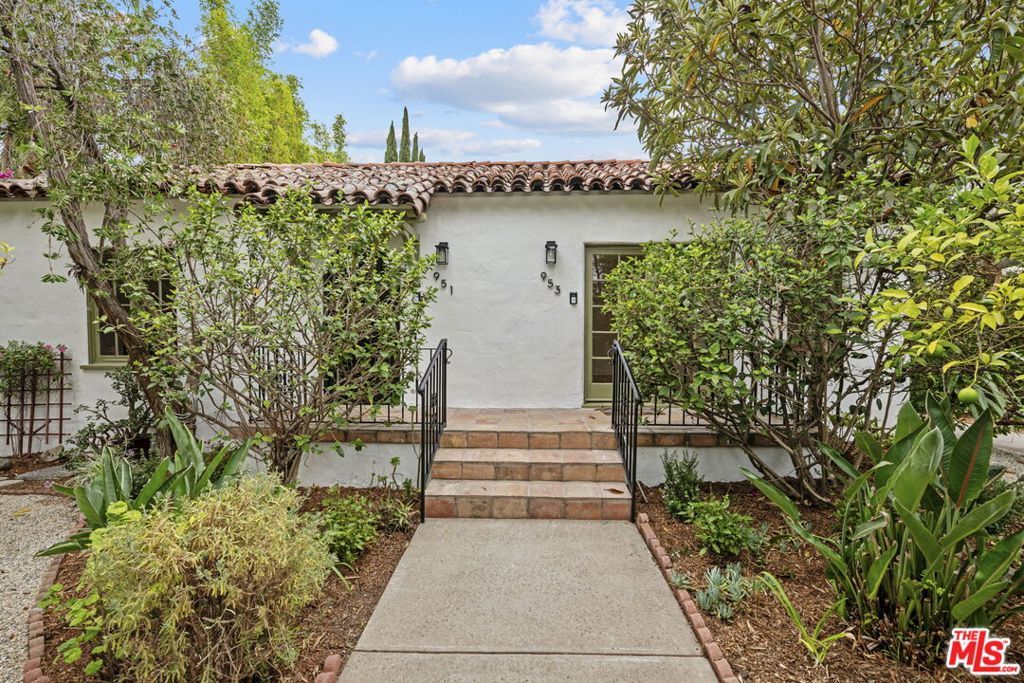 Photo of 951 N Martel Avenue, Los Angeles, CA 90046 (MLS # 25569155)