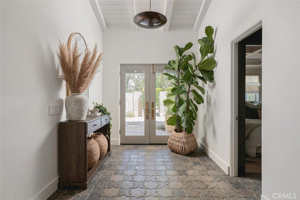 28 Caballeros Road