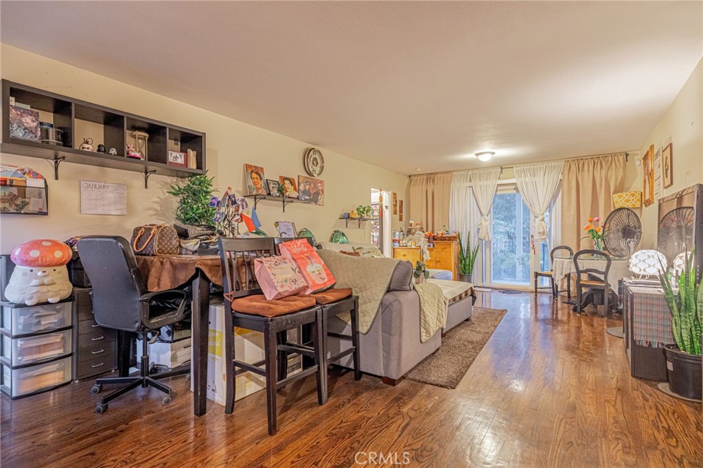 & 8521 Lindley Avenue