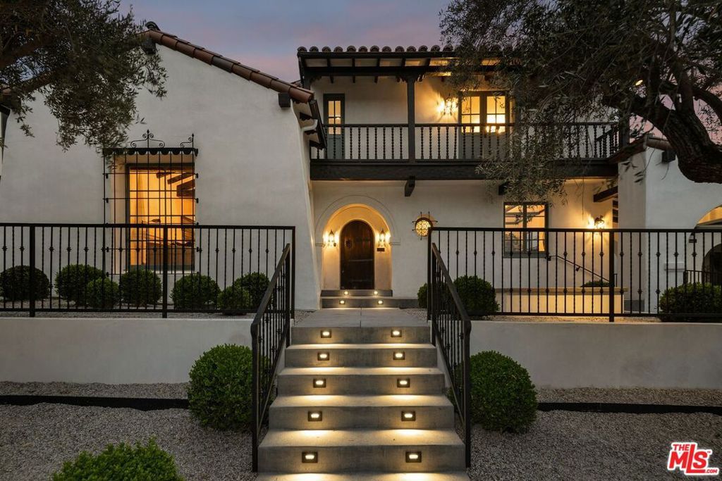 Photo of 820 Glenmont Avenue, Los Angeles, CA 90024 (MLS # 25597557)