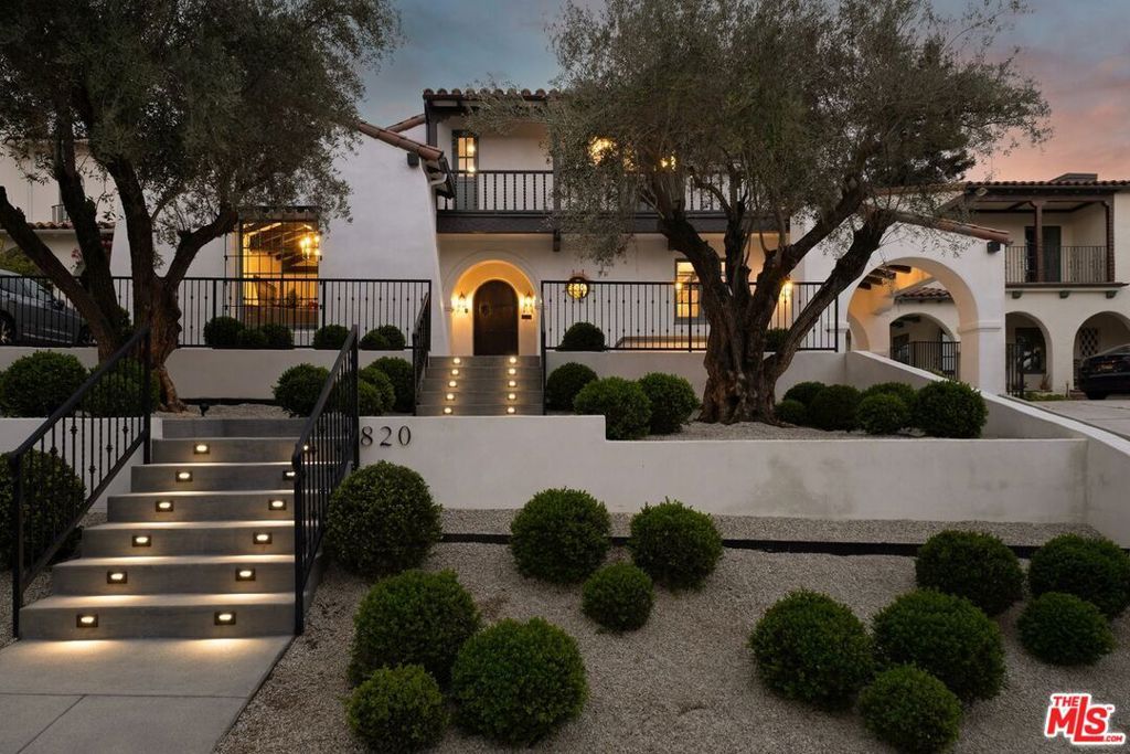 Photo of 820 Glenmont Avenue, Los Angeles, CA 90024 (MLS # 25597557)