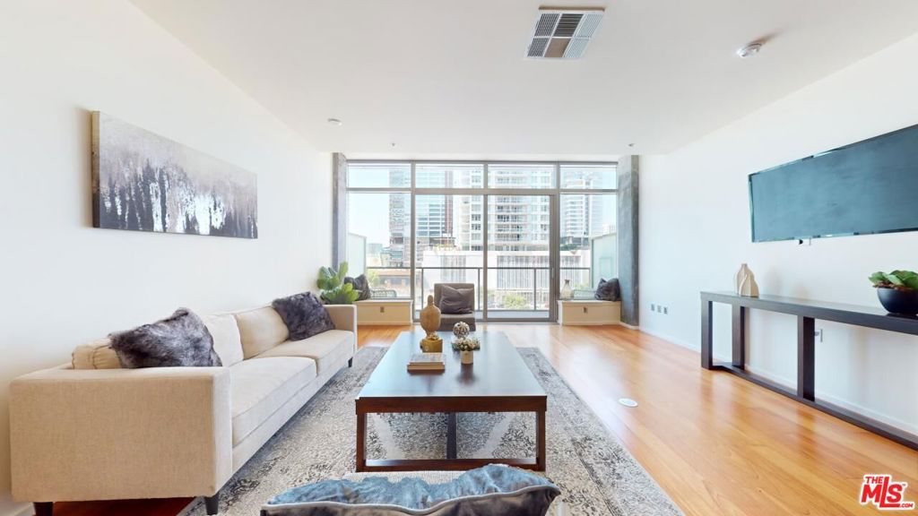 Photo of 1155 S Grand Avenue #516, Los Angeles, CA 90015 (MLS # 26684007)