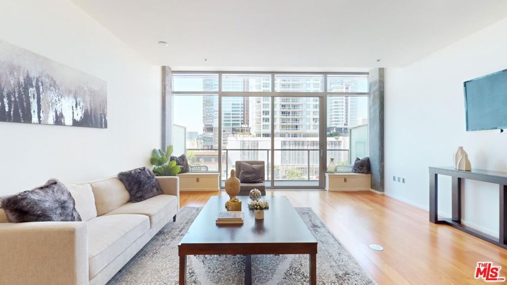 Photo of 1155 S Grand Avenue #516, Los Angeles, CA 90015 (MLS # 26684007)