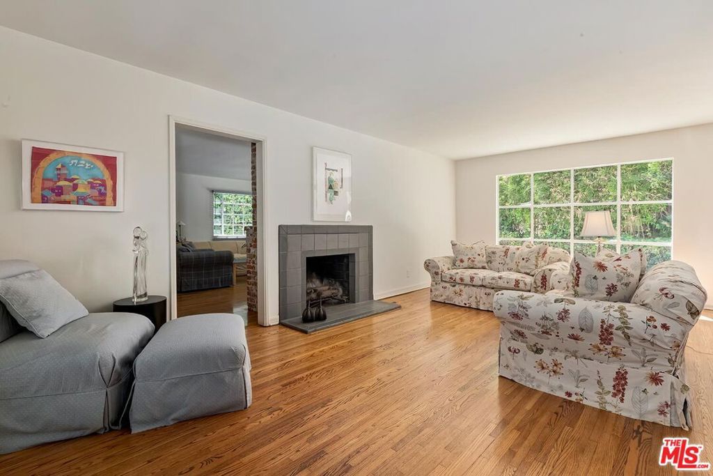 Photo of 1041 Chantilly Road, Los Angeles, CA 90077 (MLS # 25585493)