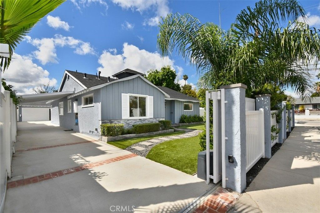 Photo of 15576 Hesby St, Encino, CA 91436 (MLS # SR26049791)