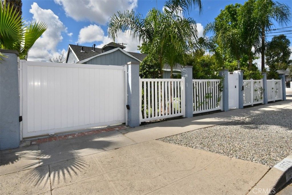 Photo of 15576 Hesby St, Encino, CA 91436 (MLS # SR26049791)