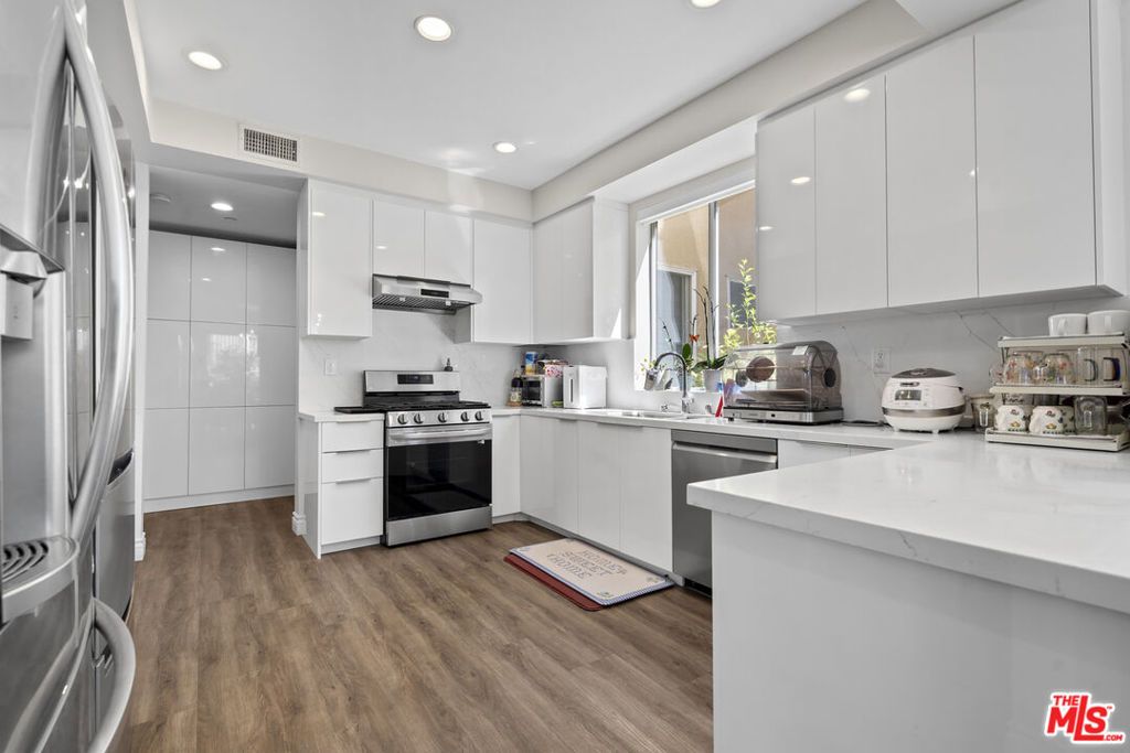 Photo of 4100 Wilshire Boulevard #107, Los Angeles, CA 90010 (MLS # 26698695)