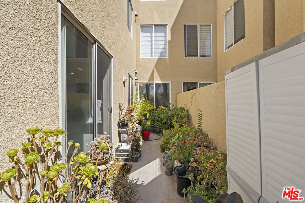 Photo of 4100 Wilshire Boulevard #107, Los Angeles, CA 90010 (MLS # 26698695)