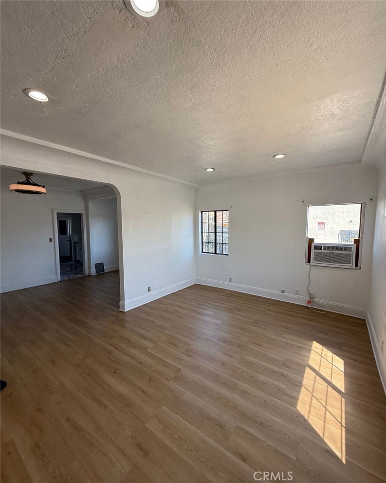 Welcome to Grace Pl. This East Los Angeles apartment features 2 bedrooms 1 Bathroom, Kitchen and Dinning Room. Centered in the heart of town, across the street from the renound Commerce Shopping Center and your LA favorites when it comes to food truck cuisine. Don't miss out on the opportunity to be walking distance Whittier Blvd. and all the sunday cruising and championship parades.