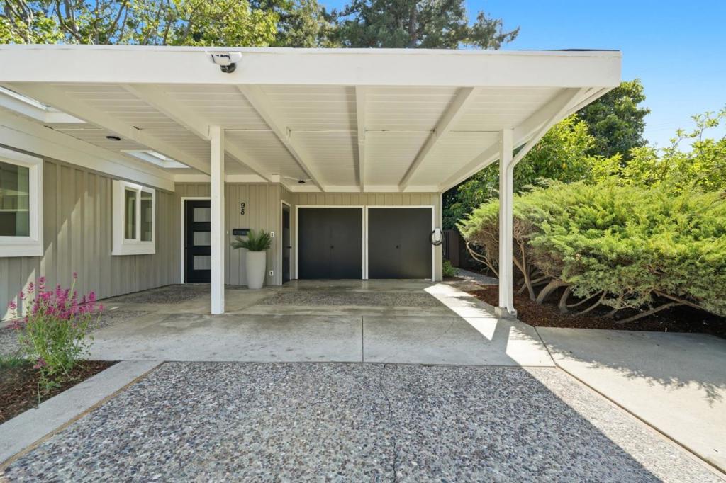 98 Erstwild Court