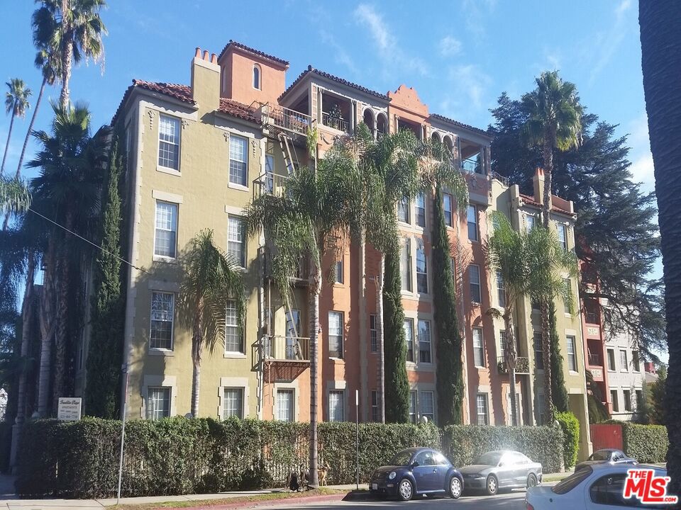 The Franklin Plaza Apartments are Convenient to Griffith Park, Musicians Institute & Hollywood/Western Metro Station. Spacious One Bed/One Bath apartment w/Secure Parking & Central Air. Shown by appt; No Walk-Ins. ONE MONTH FREE OAC!