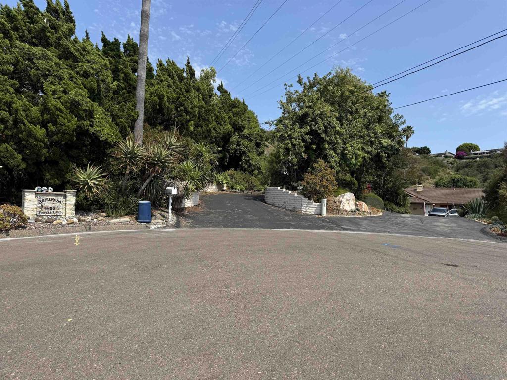 Fantastic Escondido, CA location for a single family fixer upper house on a cul-de-sac. Wonderfull opportunity to completely rehabilitate this property into the dream home that you want it to be.