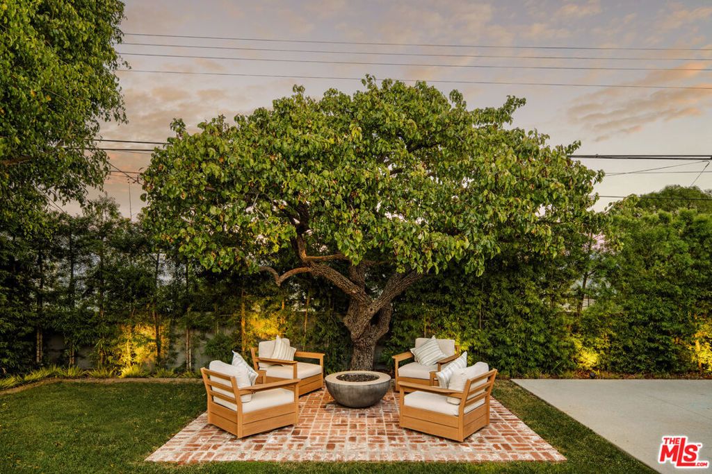 Photo of 7316 El Manor Avenue, Los Angeles, CA 90045 (MLS # 26665331)