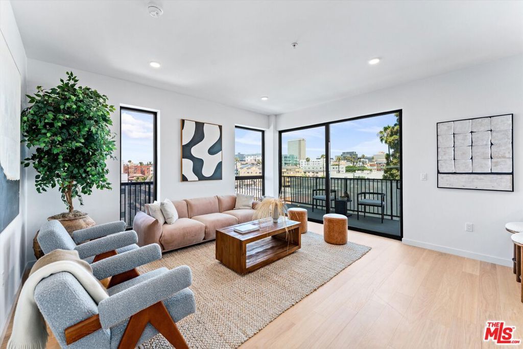 Photo of 904 S New Hampshire Avenue #310, Los Angeles, CA 90006 (MLS # 26632693)