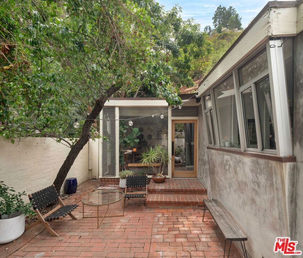 Photo of 905 N Beverly Glen Boulevard, Los Angeles, CA 90077 (MLS # 25589795)