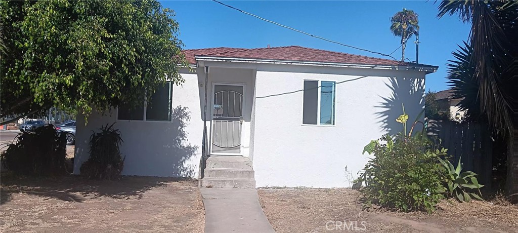 OPEN HOUSE SAT 8/23 1-4pm & SUN 8/24 4-6pm. Welcome to this beautifully remodeled and cozy home. Enjoy the perfect blend of comfort and convenience with shopping, dining, and entertainment just steps away. This home has been updated throughout with fresh paint, stylish LVP flooring, and modern finishes. The kitchen features white cabinetry, a stunning quartz countertop. The bathroom boasts a custom tile surround and contemporary vanity, adding a touch of luxury to your daily routine.
Don't miss your chance to rent this inviting home in one of Chula Vista's most accessible and desirable neighborhoods. Schedule a tour today, this gem won't last long!