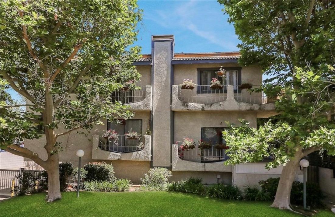 This move-in ready townhouse in the heart of Chatsworth offers 3 spacious bedrooms and 2.5 bathrooms. Ideally located near restaurants, shops, public transit, and a local library, this 1,400 sq ft unit features a cozy dining area with a fireplace, bar, and a sliding glass door that leads to a private patio with a BBQ hookup. The kitchen is large with ample counter space and cabinetry, perfect for any home chef. A separate laundry and pantry room adjacent to the kitchen provides additional storage or space for a washer and dryer. A half-bathroom is conveniently located downstairs for guests.
Upstairs, the expansive master suite includes a separate vanity area and a generously sized walk-in closet. The attached master bath features both a separate bathtub and shower with plenty of counter space. Two additional spacious bedrooms offer one walk-in closet and one traditional closet, plus an updated hall bathroom with its own vanity area.
This well-maintained complex offers a community pool and two covered, gated parking spaces with direct access to the unit. Clean, affordable, and in a prime location—schedule a tour today!