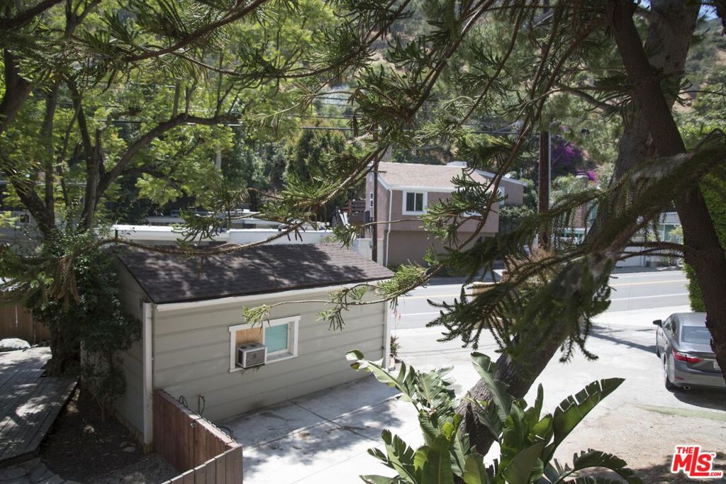 1033 Hollybush