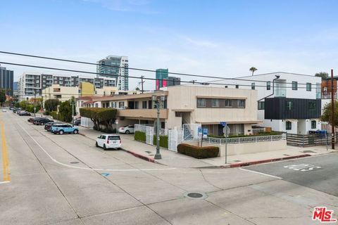 Photo of 6423 Lexington Avenue, Los Angeles, CA 90038 (MLS # 26835681)