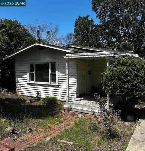 Photo of 1215 Warren St ST, Martinez, CA 94553 (MLS # 41133874)