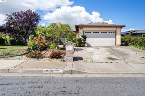 Photo of 2197 Sugartree Drive Dr, Pittsburg, CA 94565 (MLS # 41130975)