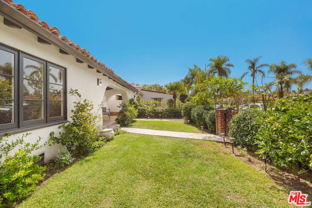 1042 Alvira Street