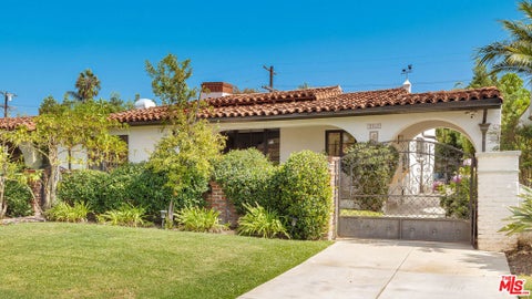 Photo of 1042 Alvira Street, Los Angeles, CA 90035 (MLS # 26989145)