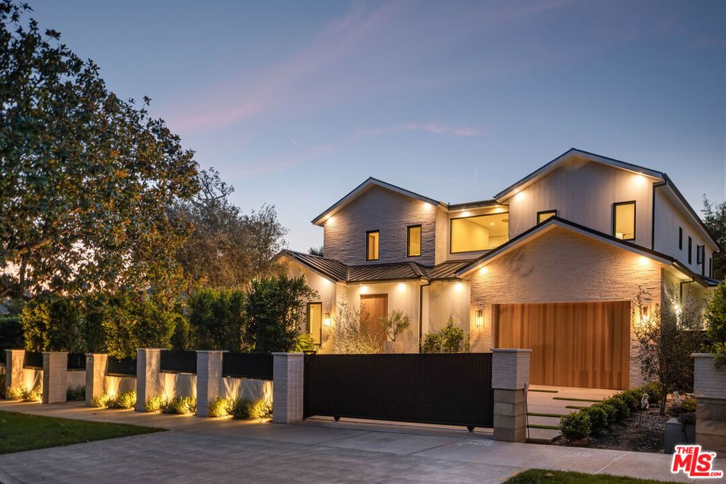 Photo of 315 Veteran Avenue, Los Angeles, CA 90024 (MLS # 25626725)