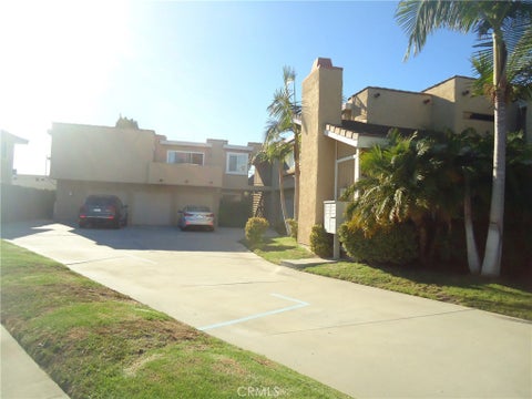 Photo of 17762 Paseo CIR #D, Huntington Beach, CA 92647 (MLS # OC26189206)