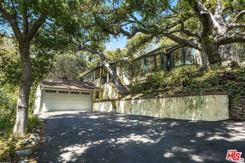 Photo of 7503 Willow Glen Road, Los Angeles, CA 90046 (MLS # 26652187)