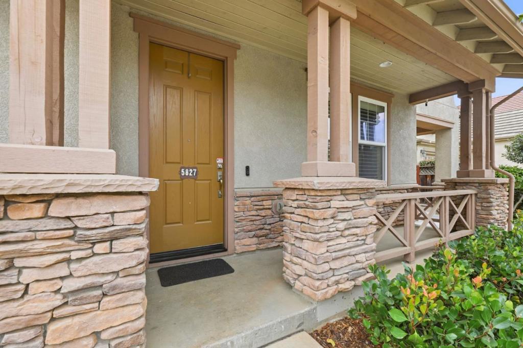 5827 Casita Way