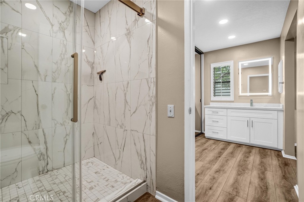 190 N SINGINGWOOD Street 6