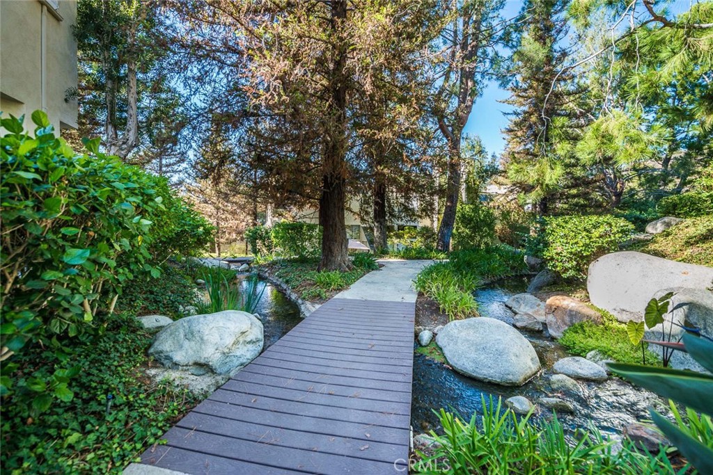 190 N SINGINGWOOD Street 6