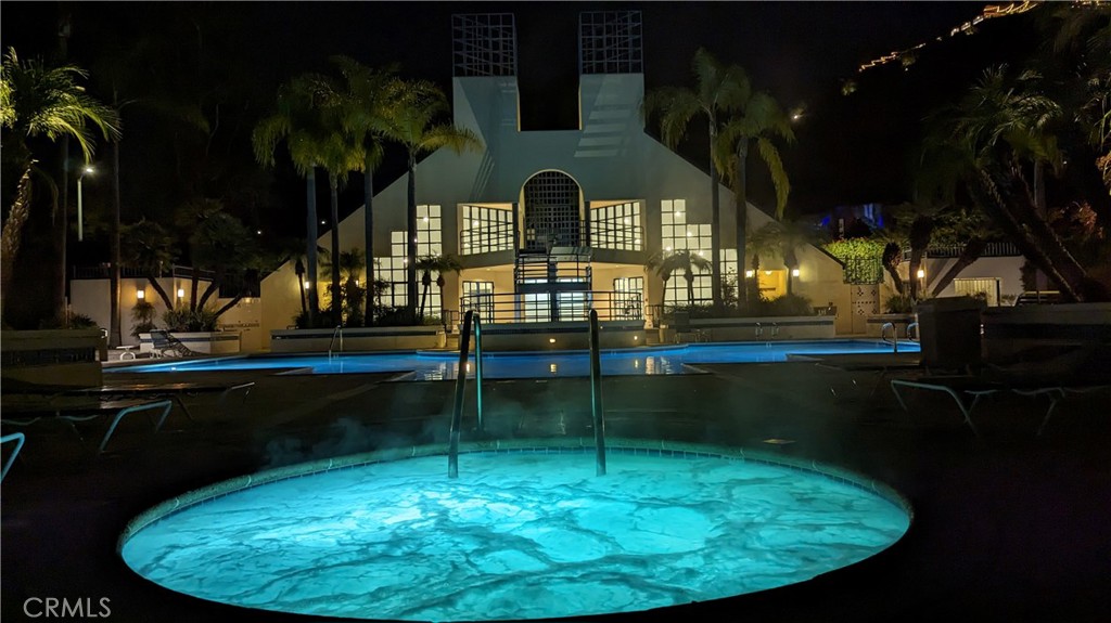 190 N SINGINGWOOD Street 6