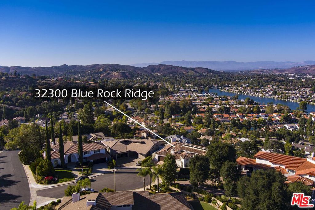 32300 Blue Rock