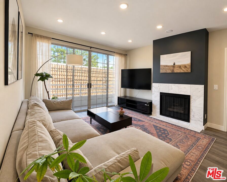 Properties 1 810 S Lucerne Boulevard 203