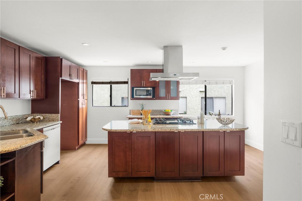 1832 Rockefeller Lane 4