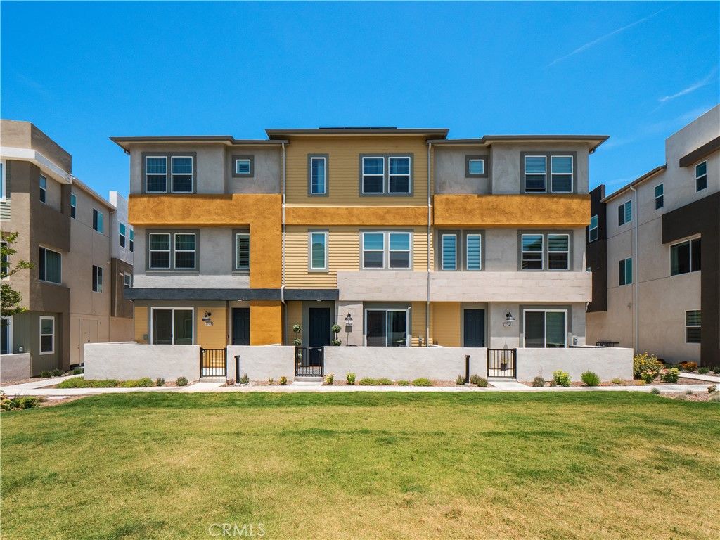 Photo of 27148 Valley Oak Place, Valencia, CA 91381 (MLS # SR26046745)